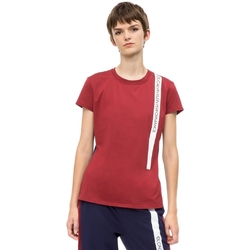 Vêtements Femme T-shirts manches courtes Calvin Klein Jeans 00GWH8K169 Rouge