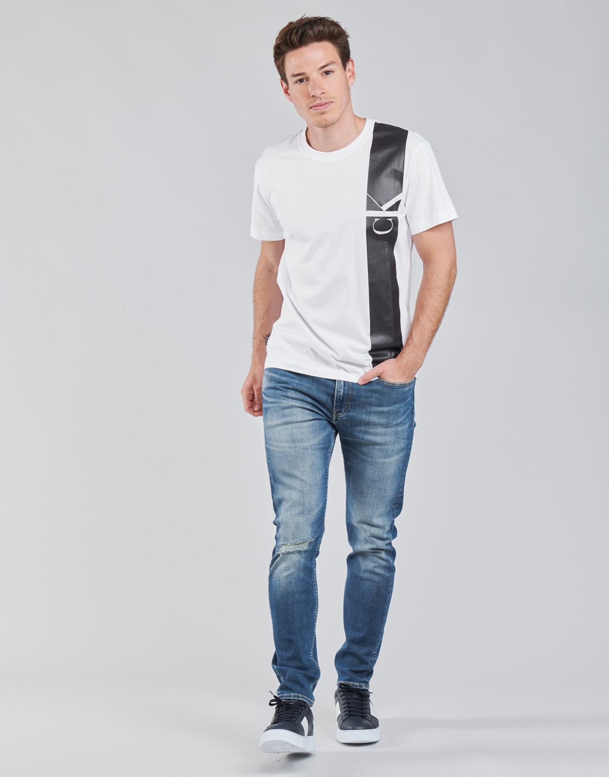 Vêtements Homme Kläder för pojkar för Barn från Calvin Klein Kids SLIM TAPER Bleu Medium