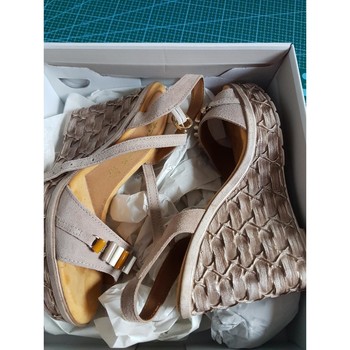 Chaussures Femme Sandales et Nu-pieds Autre Marque Sandales compensées Beige