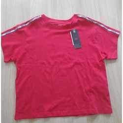 Vêtements Femme T-shirts manches courtes Levi's T-shirt Levi's Rouge S/36 Rouge