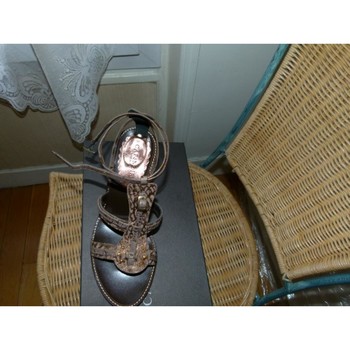 Chaussures Femme Gagnez 10 euros Café Noir Magnifiques sandales nu-pieds - entre-doigt Doré