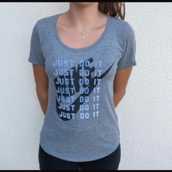 Vêtements Femme T-shirts manches courtes Nike T-shirt Nike Gris