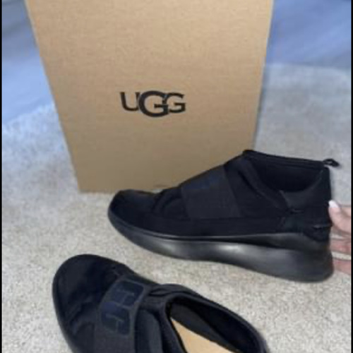 UGG Basket UGG Noir - Chaussures Baskets basses Femme 50,00 €