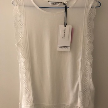 Vêtements Femme Tops / Blouses Naf Naf Recevez une réduction de blanc dentelle ajourée Taille S, NEUF avec étiquette Blanc