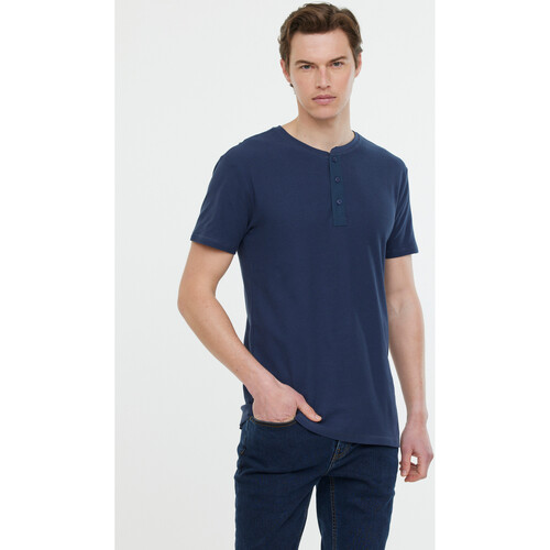 Vêtements Homme Les années 70 marquent la diversification de la marque, qui se lance alors dans la création de Lee Cooper T-shirt AZZO MC Navy Bleu