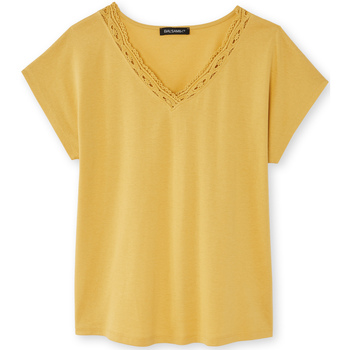 Vêtements Femme T-shirts manches courtes Kocoon by Daxon - Tee-shirt encolure V macramé jaune