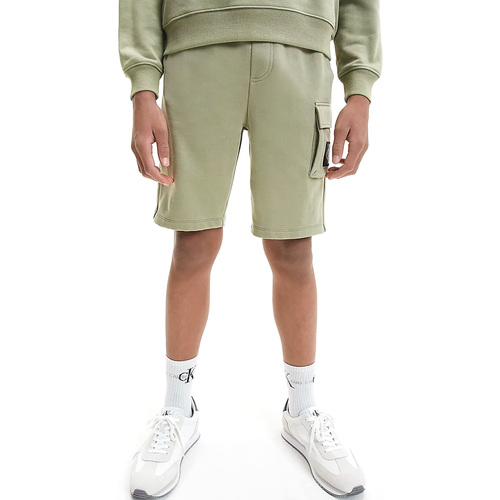 Vêtements Enfant Shorts / Bermudas Calvin Klein sportlichen JEANS IB0IB01182-PLU Vert