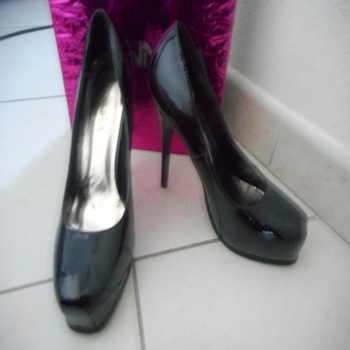 Chaussures Femme Escarpins Jennika Escarpins Jennika, noirs vernis, bout carré Noir
