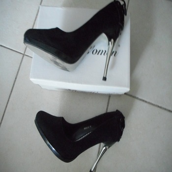 Chaussures Femme Escarpins Belle Women Escarpins noirs nubuck, talon argenté, avec petits laçets au dos Noir