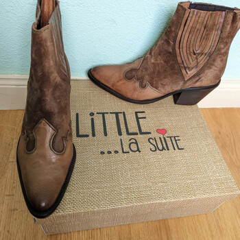 Chaussures Femme Bottines Little La Suite Santiag neuves de la marque Little La Suite Marron