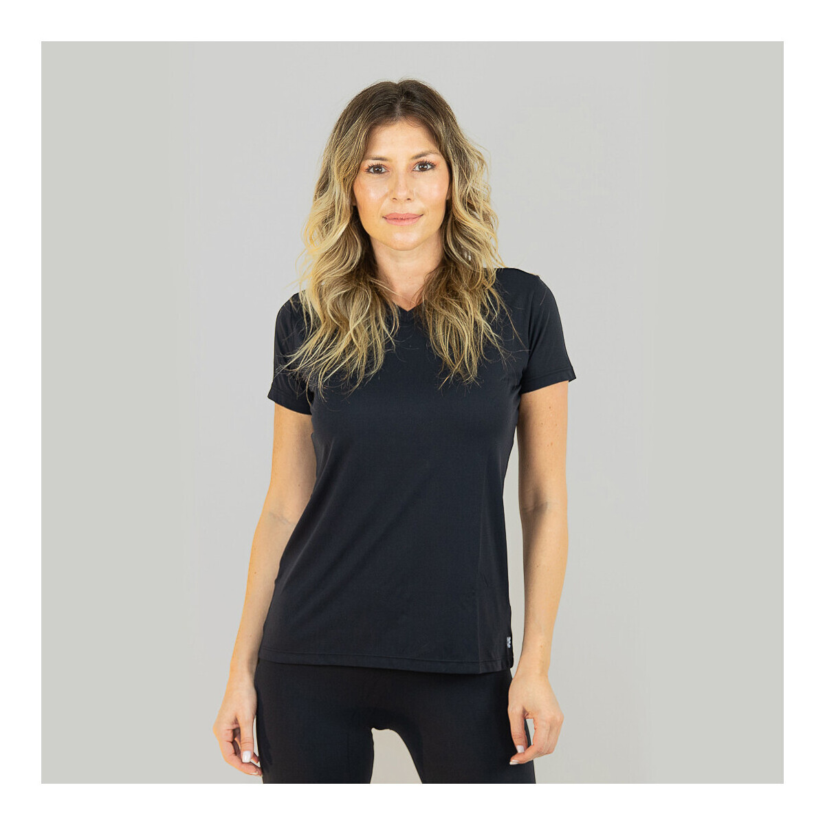 Vêtements Femme T-shirts manches courtes Uv Line Classics Noir