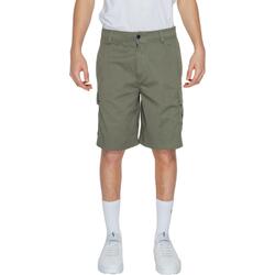 Vêtements Homme Shorts / Bermudas Calvin Klein Jeans CARGO J30J325140 Vert