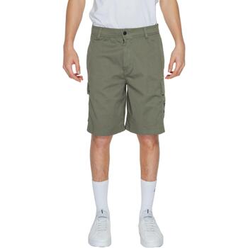 Vêtements Homme Shorts / Bermudas Calvin Klein Jeans CARGO J30J325140 Vert