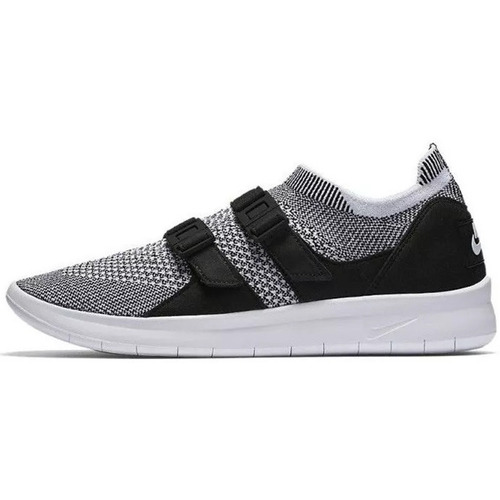 Chaussures Femme Baskets basses Nike Nike Metallic Swoosh colour block joggers in cream and grey neutrals Noir